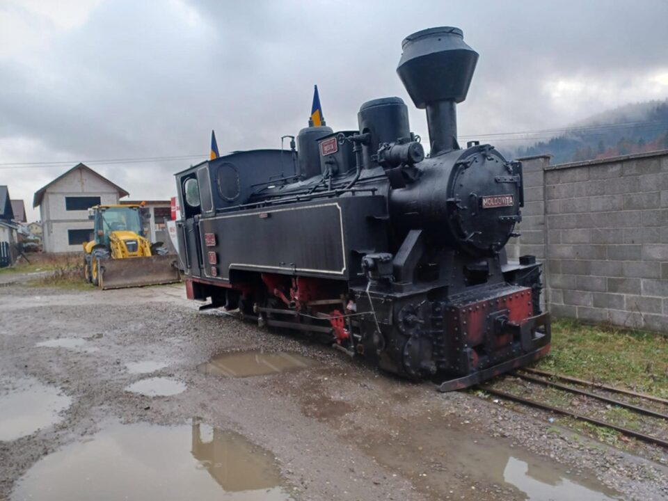 Din imagine se vede cum tractorul a blocat calea de circulație a trenurilor în depou