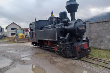 Din imagine se vede cum tractorul a blocat calea de circulație a trenurilor în depou