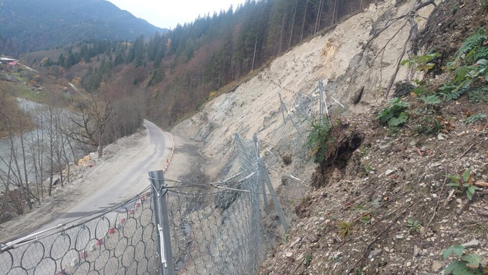 Lucrările de consolidare a versantului de la Holda afectat de alunecări vor începe în câteva zile