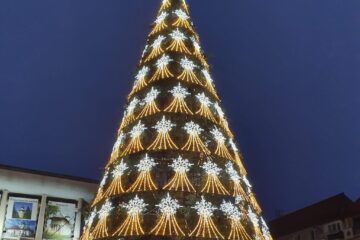 Noua instalație luminoasă a bradului de Crăciun din centrul Sucevei