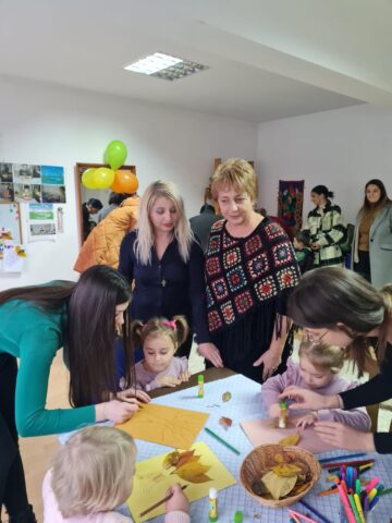 ,,Mânuțe dibace", activitate organizată de Echipa Mobilă Fălticeni din cadrul Centrului de Servicii Multifuncționale Suceava