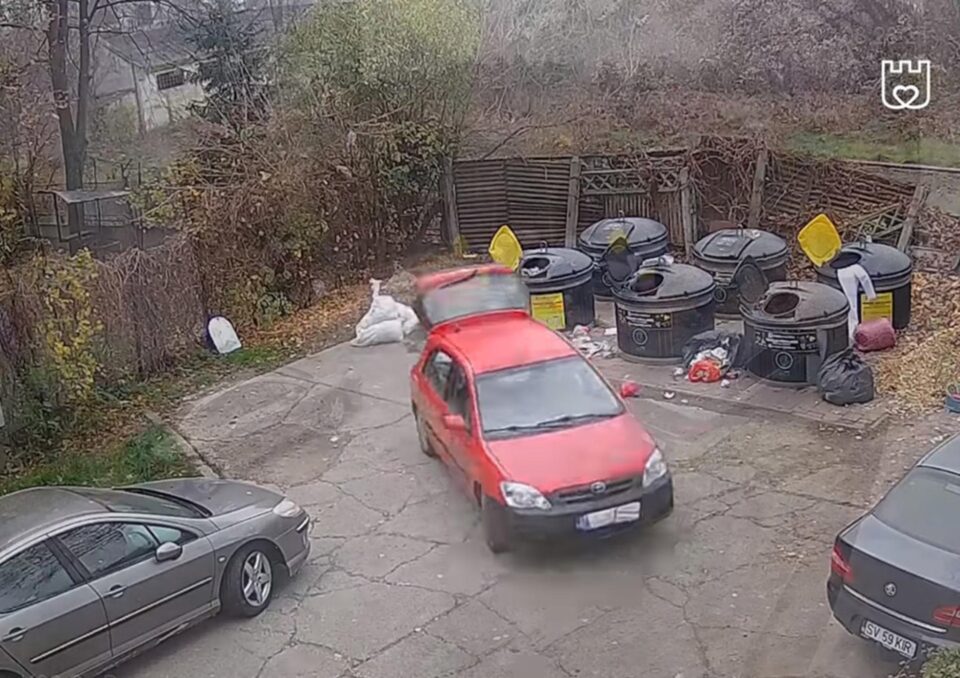 Mașină din care s-au aruncat ilegal deșeuri din construcții, cu numărul „mascat” cu o cârpă Mașină din care s-au aruncat ilegal deșeuri din construcții, cu numărul „mascat” cu o cârpă
