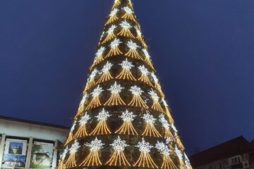 Noua instalație luminoasă a bradului de Crăciun din centrul Sucevei
