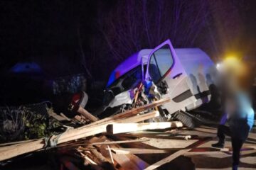Impactul dintre microbuz și căruță a fost destul de violent