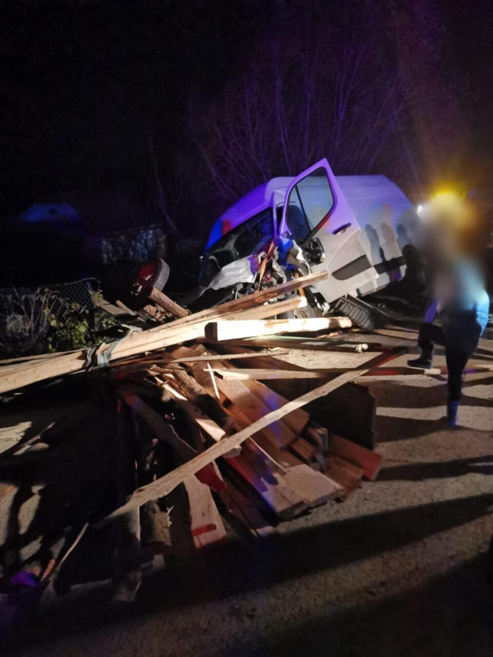 Impactul dintre microbuz și căruță a fost destul de violent