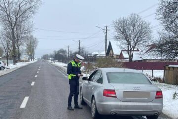 Polițiștii vor efectua controale în trafic pentru a vedea dacă mașinile sunt echipate cu anvelope de iarnă
