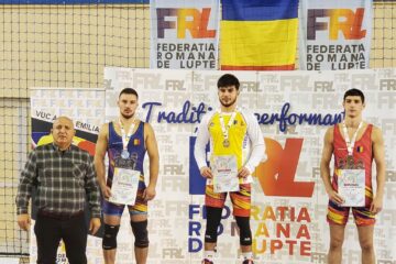 Reputatul fost luptător Ștefan Rusu și cei doi sportivi de la CSM Suceava care au urcat pe podium