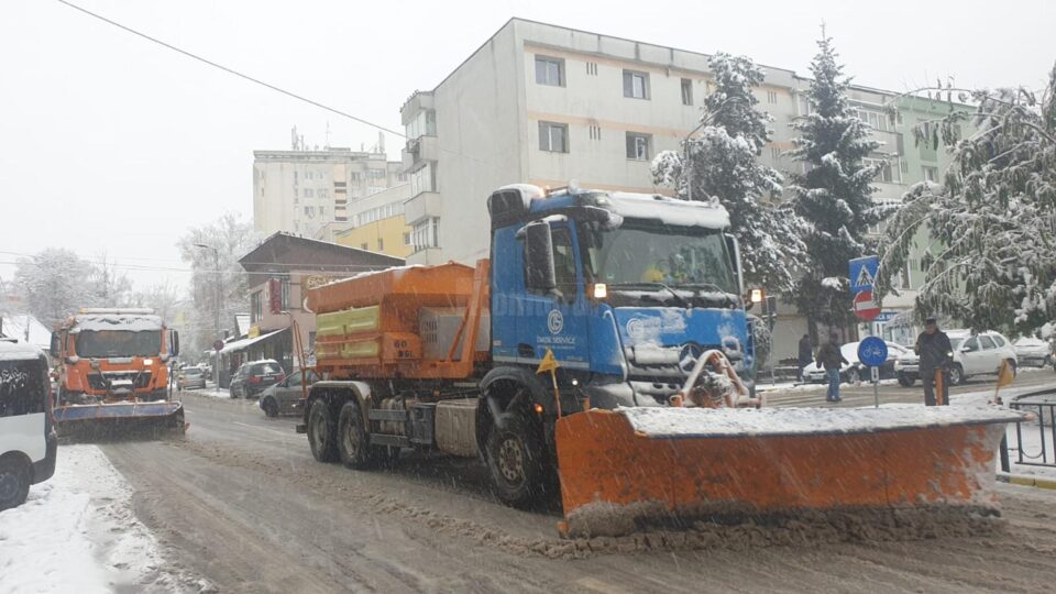 Luni dimineața au fost scoase în teren 17 utilaje mari și 7 utilaje mici pentru trotuare și străzi înguste