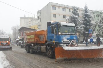 Luni dimineața au fost scoase în teren 17 utilaje mari și 7 utilaje mici pentru trotuare și străzi înguste