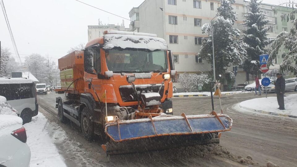 Luni dimineața au fost scoase în teren 17 utilaje mari și 7 utilaje mici pentru trotuare și străzi înguste 3