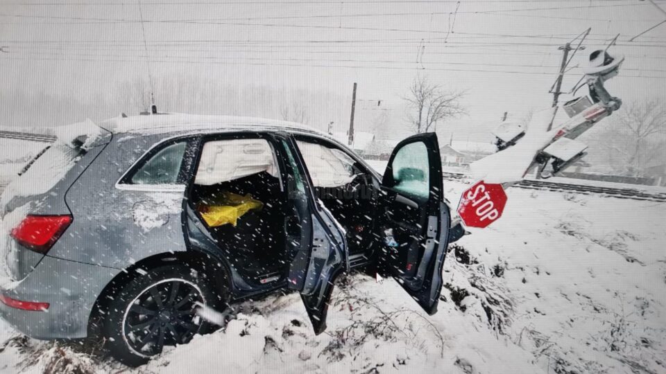 A intrat în derapaj, pe zăpadă, și a distrus instalația de la trecerea peste calea ferată A intrat în derapaj, pe zăpadă, și a distrus instalația de la trecerea peste calea ferată