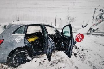 A intrat în derapaj, pe zăpadă, și a distrus instalația de la trecerea peste calea ferată