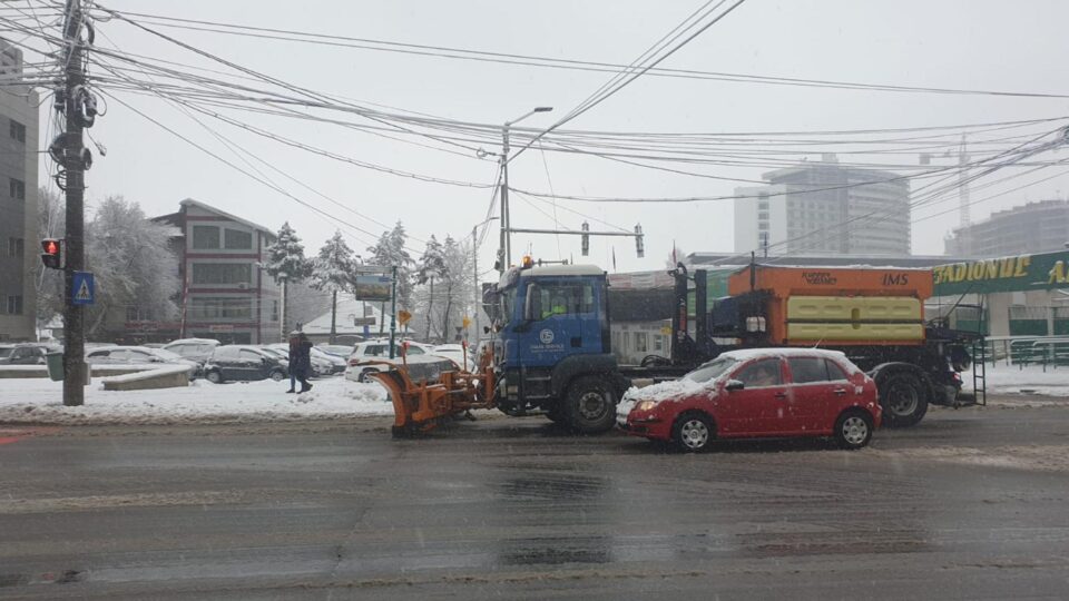 Luni dimineața au fost scoase în teren 17 utilaje mari și 7 utilaje mici pentru trotuare și străzi înguste 2