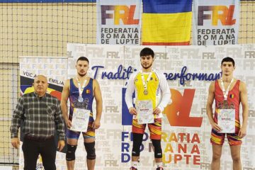 Reputatul fost luptător Ștefan Rusu și cei doi sportivi de la CSM Suceava care au urcat pe podium