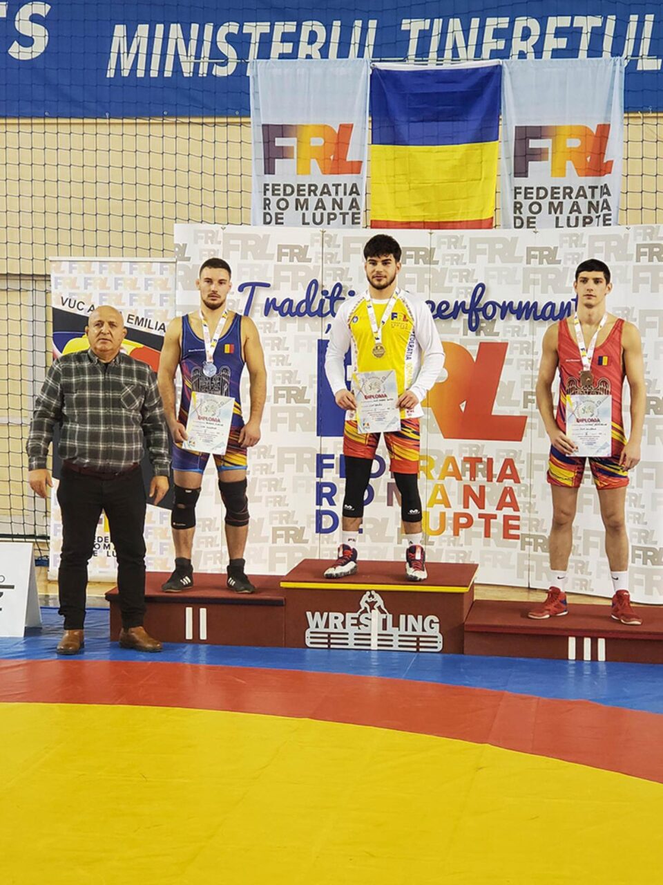 Reputatul fost luptător Ștefan Rusu și cei doi sportivi de la CSM Suceava care au urcat pe podium Reputatul fost luptător Ștefan Rusu și cei doi sportivi de la CSM Suceava care au urcat pe podium