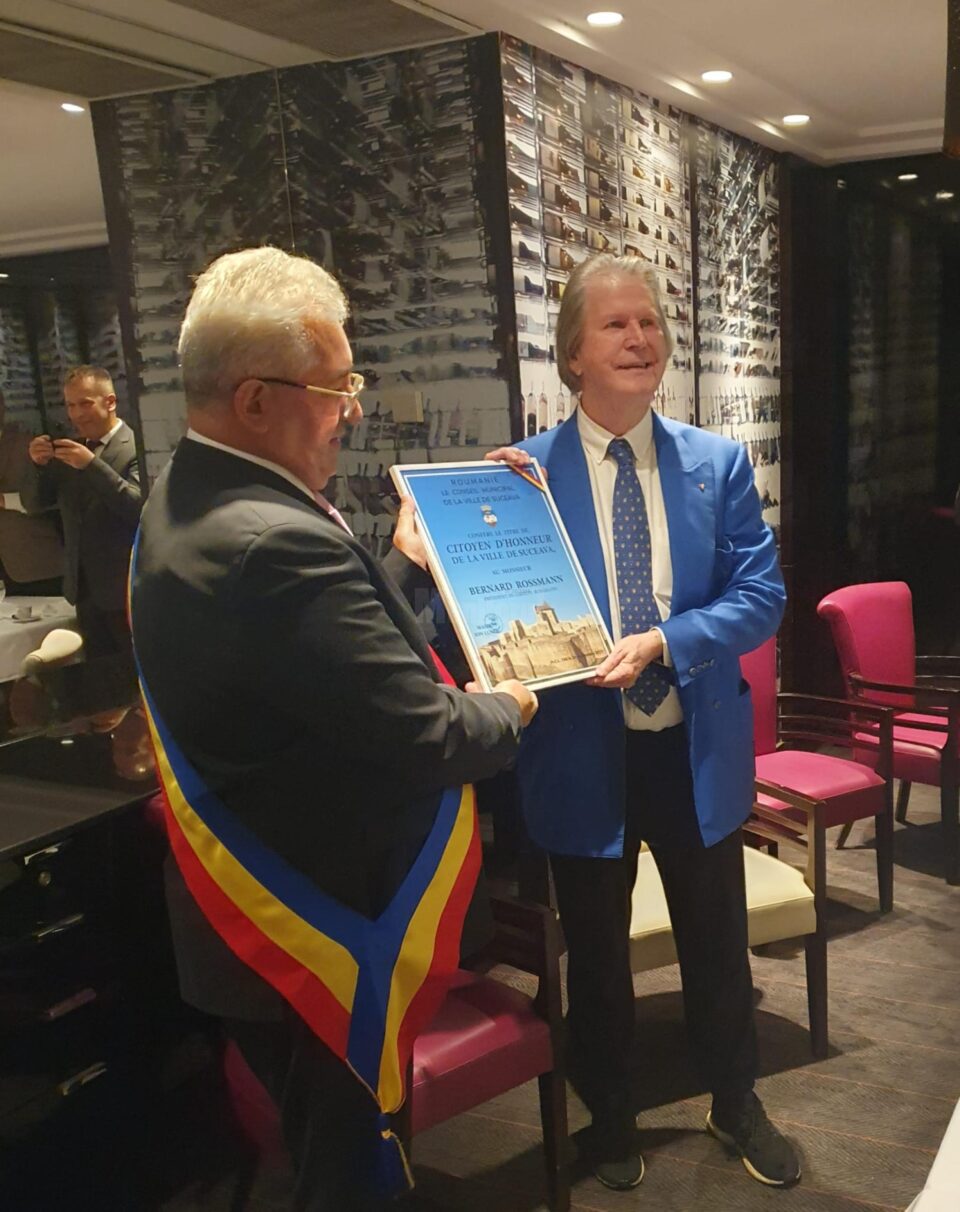 Primarul Ion Lungu a oferit o serie de cadouri speciale, cu valoare simbolică, conducerii Grupului Rossman, care deține Ambro Suceava