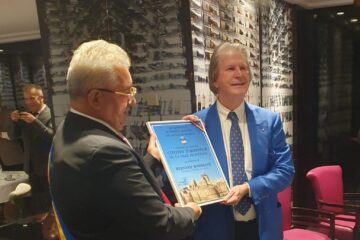 Primarul Ion Lungu a oferit o serie de cadouri speciale, cu valoare simbolică, conducerii Grupului Rossman, care deține Ambro Suceava