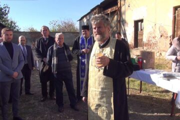 Momente emoționate și profunde în curtea închisorii de la Râmnicu Sărat