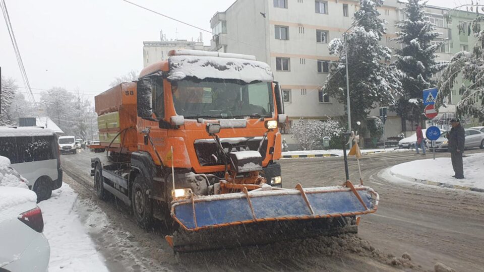 Zeci de utilaje și 200 de tone de sare folosite în municipiul Suceava la primul test al iernii Zeci de utilaje și 200 de tone de sare folosite în municipiul Suceava la primul test al iernii