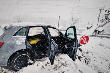 A intrat în derapaj, pe zăpadă, și a distrus instalația de la trecerea peste calea ferată