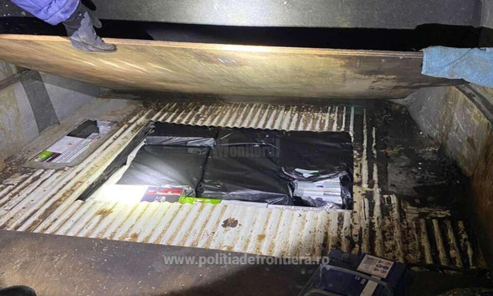 Microbuz indisponibilizat după ce în podeaua acestuia s-au găsit țigări de contrabandă Microbuz indisponibilizat după ce în podeaua acestuia s-au găsit țigări de contrabandă