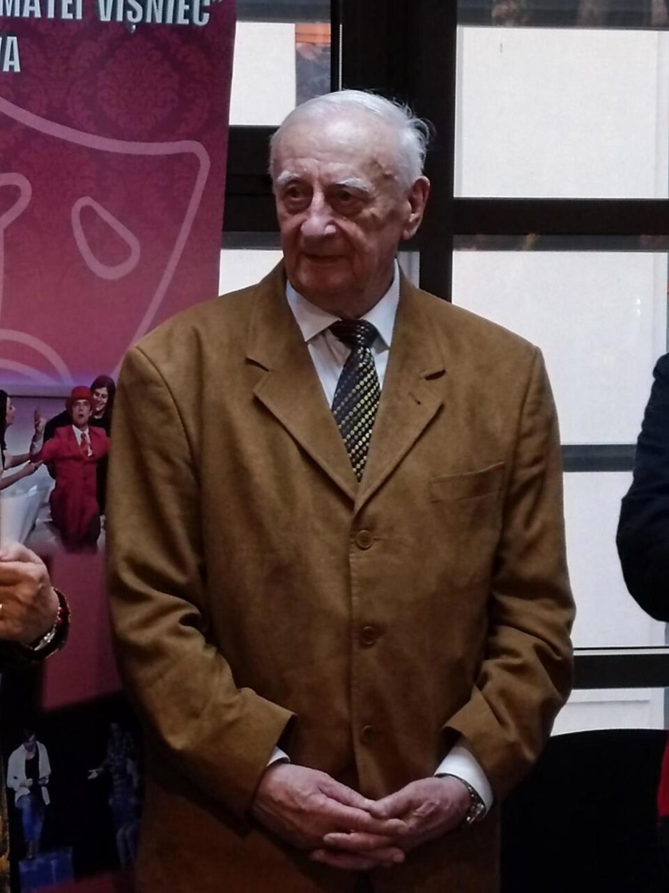 Artistul plastic Radu Bercea la vernisajul expoziției sale de la teatru