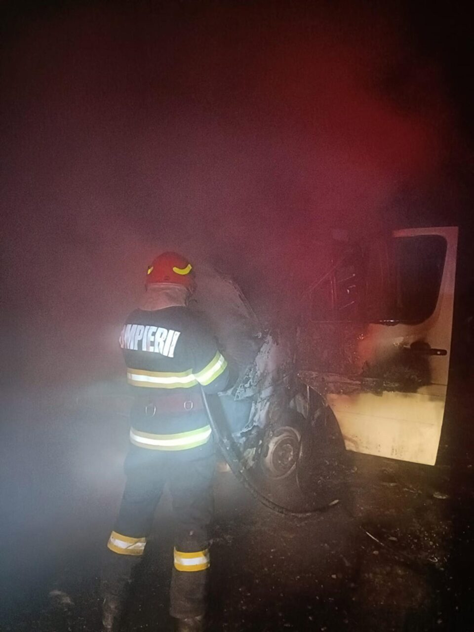 Autoutilitară cuprinsă de flăcări de la un scurtcircuit
