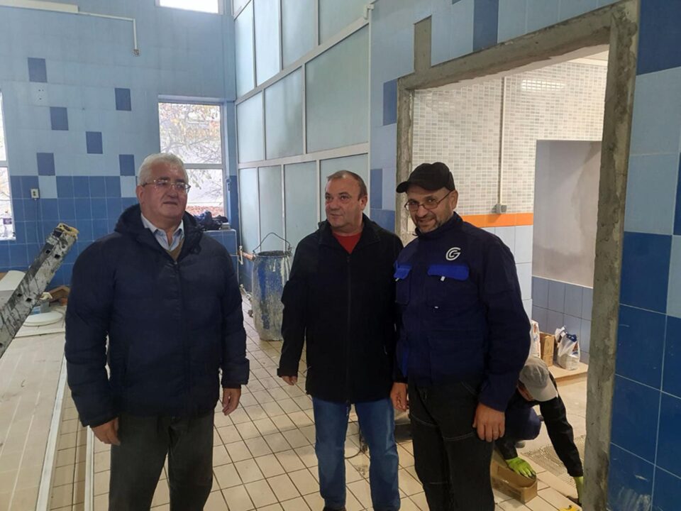 Bazinul de înot de la Școala Gimnazială Nr. 3 este în curs de modernizare, fiind a doua reparație capitală în 15 ani