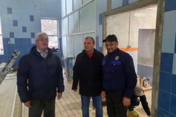 Bazinul de înot de la Școala Gimnazială Nr. 3 este în curs de modernizare, fiind a doua reparație capitală în 15 ani