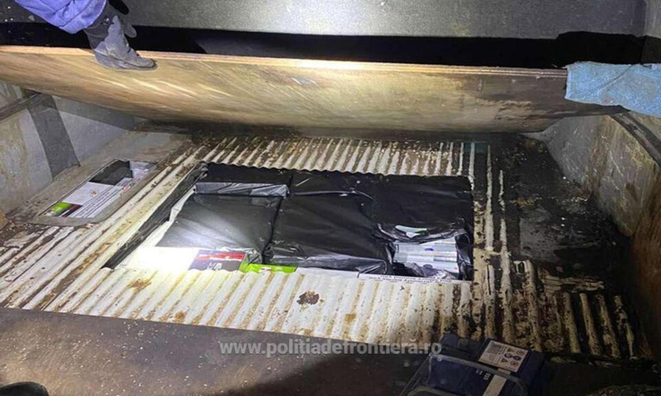 Microbuz indisponibilizat după ce în podeaua acestuia s-au găsit țigări de contrabandă