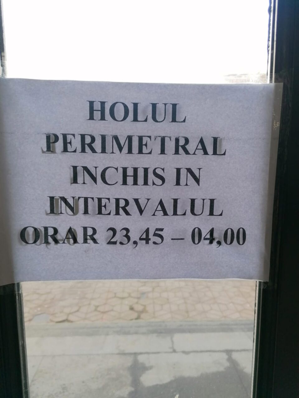 Măsura a fost impusă între orele 23.45 și 4.00, când nu circulă nici un tren