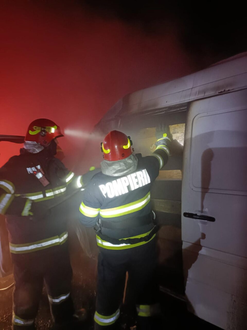 Autoutilitară cuprinsă de flăcări de la un scurtcircuit