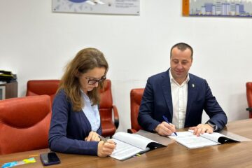Semnarea celor două contracte pe P.N.R.R. a fost făcută de către viceprimarul Sucevei, Lucian Harșovschi, la sediul Direcției Generale de Implementare a Planului Național de Redresare și Reziliență