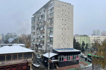 Blocul „lamă” din Areni, cea mai înaltă clădire din zonă, situat chiar vizavi de Primărie