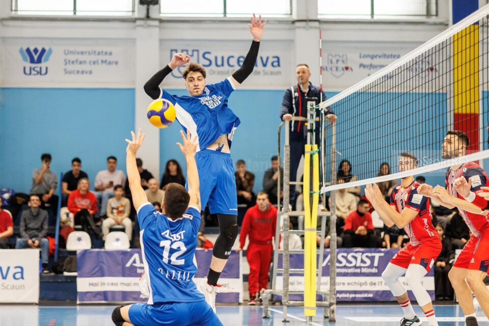 Tinerii voliebalisti suceveni au evoluat curajos impotriva campioanei. Foto: Codrin Anton (FotoSport) Tinerii voliebalisti suceveni au evoluat curajos impotriva campioanei. Foto: Codrin Anton (FotoSport)