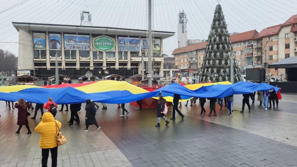 Centrul Sucevei a fost acoperit de un imens Drapel al României într-o acțiune organizată de tinerii liberali suceveni