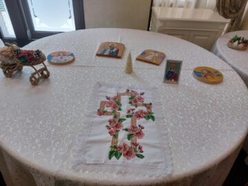 Expoziție cu obiecte confecționate de beneficiarii centrelor sociale sucevene