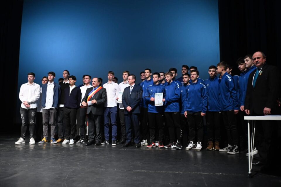 Gheorghe Flutur cu campionii la competițiile sportive