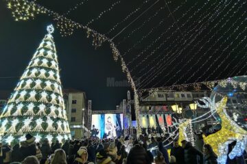 Aprinderea luminilor în bradul din centrul Sucevei, moment de mare sărbătoare, de Ziua Bucovinei