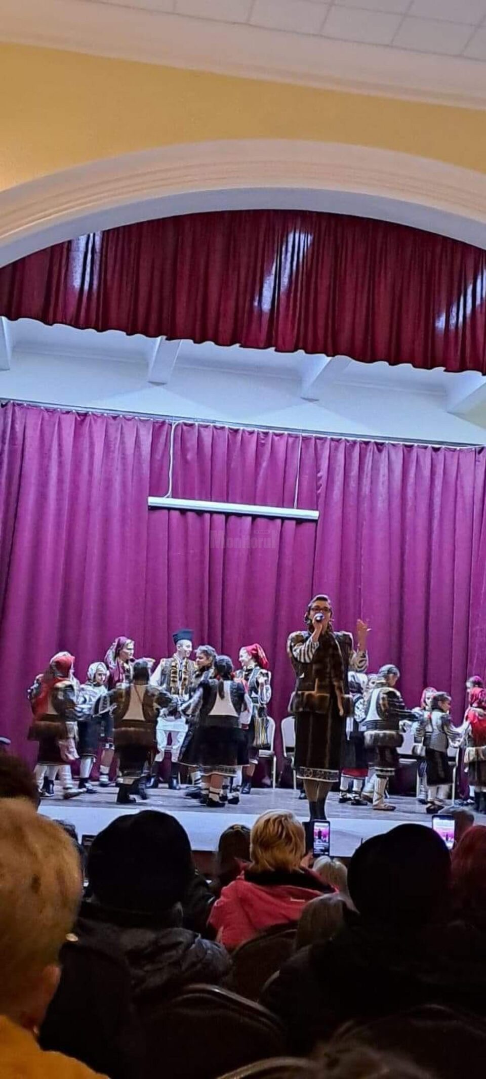 Poetul Sebastian Crăciun, invitat la Vama, împreună cu mai mulți copii din cadrul Asociației „Freamăt de Speranță”, la un spectacol dedicat Bucovinei