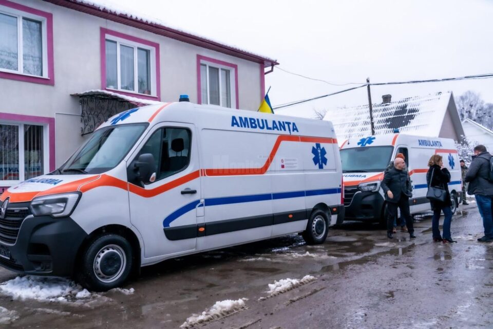 Uniunea Națională a Barourilor din România a donat trei ambulanțe către spitale din Ucraina