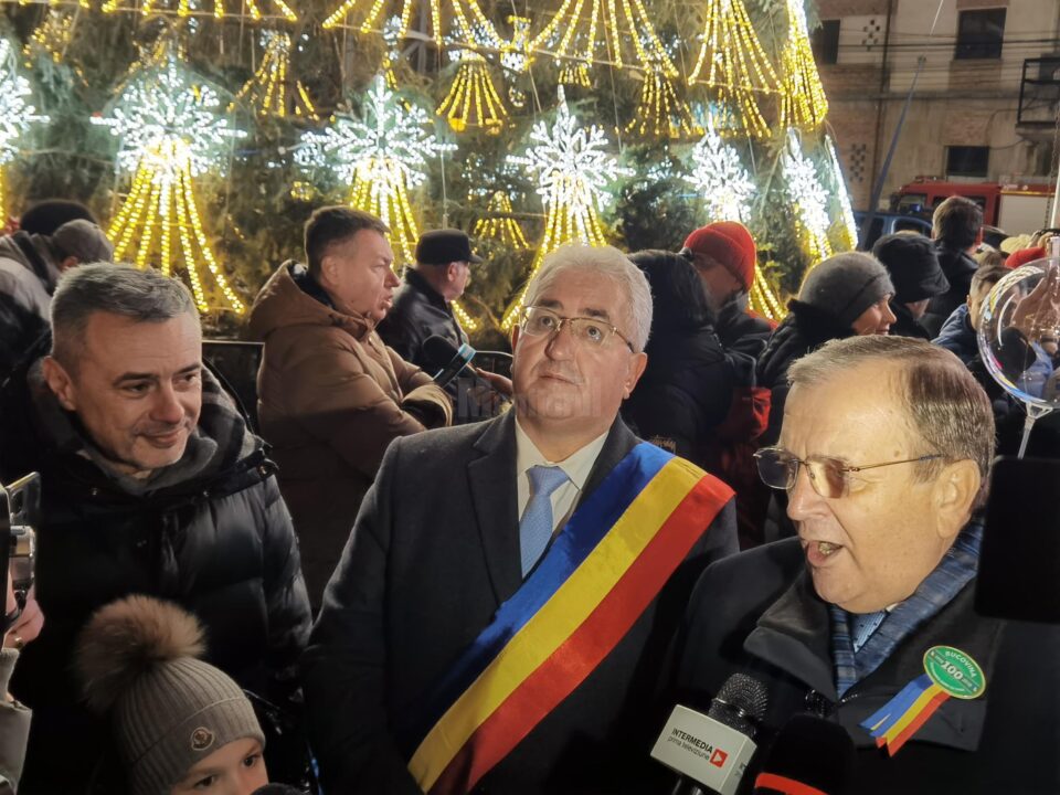 Aprinderea luminilor în bradul din centrul Sucevei, moment de mare sărbătoare, de Ziua Bucovinei 2
