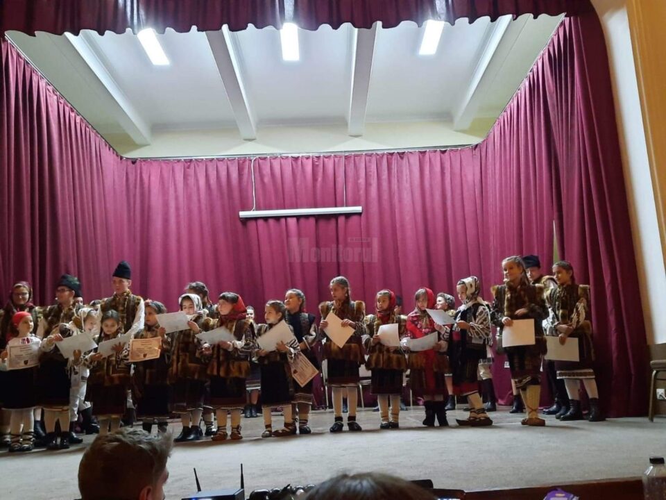 Poetul Sebastian Crăciun, invitat la Vama, împreună cu mai mulți copii din cadrul Asociației „Freamăt de Speranță”, la un spectacol dedicat Bucovinei
