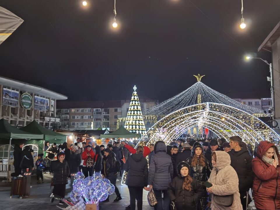 Aprinderea luminilor în bradul din centrul Sucevei, moment de mare sărbătoare, de Ziua Bucovinei