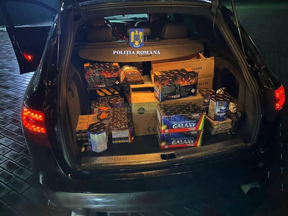 Peste o tonă de materiale pirotehnice confiscate după acțiuni în trafic urmate de o percheziție