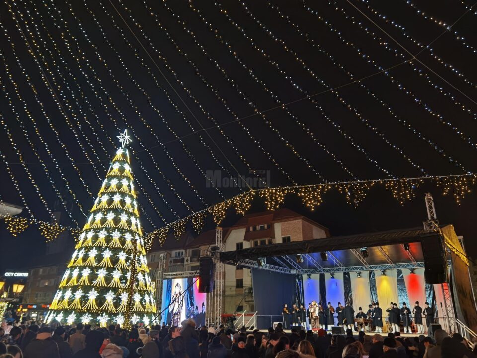 Aprinderea luminilor în bradul din centrul Sucevei, moment de mare sărbătoare, de Ziua Bucovinei