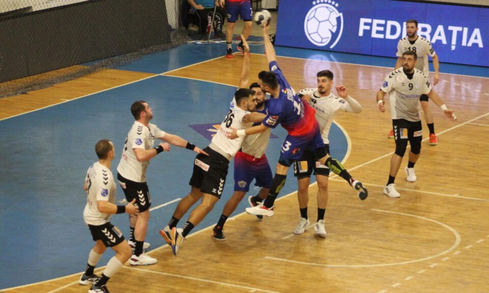 CSU din Suceava a pierdut în ultima secundă confruntarea de la Buzău. Foto - Handbalmania.ro CSU din Suceava a pierdut în ultima secundă confruntarea de la Buzău. Foto - Handbalmania.ro