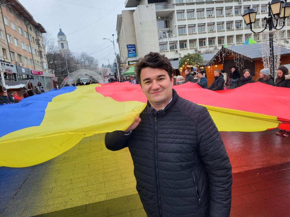 Centrul Sucevei a fost acoperit de un imens Drapel al României într-o acțiune organizată de tinerii liberali suceveni