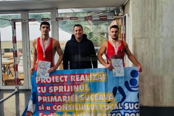 Antrenorul Daniel Ciubotaru, alaturi de medaliatii Codrut Stefanachi si Andrei Agache