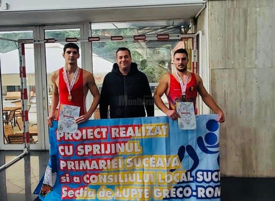 Antrenorul Daniel Ciubotaru, alaturi de medaliatii Codrut Stefanachi si Andrei Agache